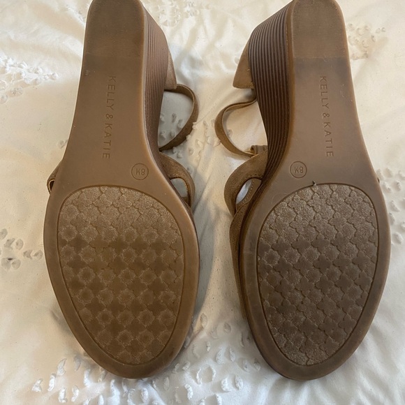 Kelly & Katie Women’s Tan Wedge Sandals with T-Strap Size 8 - Picture 4 of 4